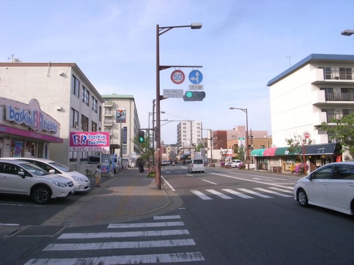 野間四つ角から野間大池方面へ、大池小学校入口を右折します