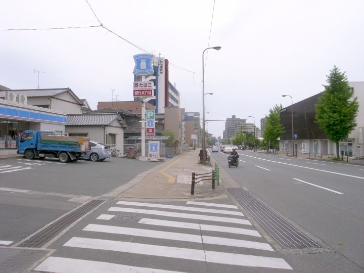 筑肥新道沿いのローソン笹丘店を左手に、次の交差点を左折します。