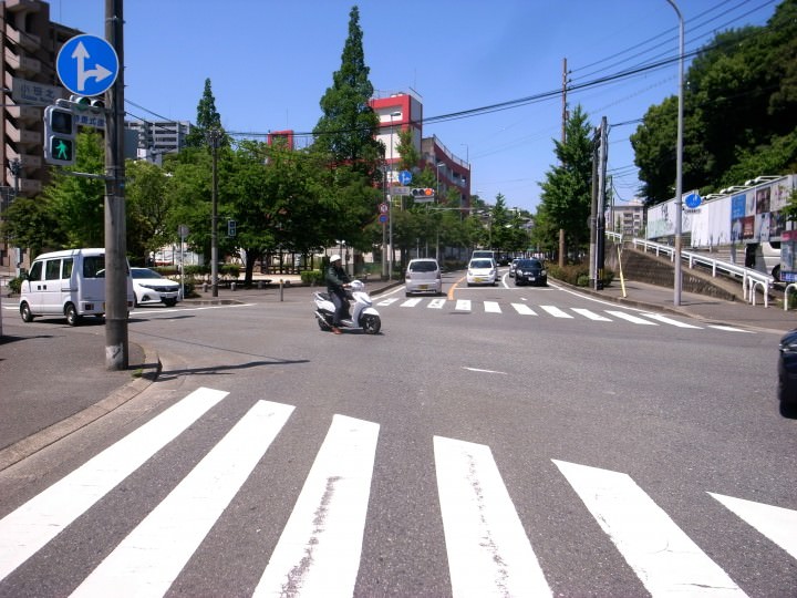 平尾方面から小笹方面に向かい、小笹北の交差点で右折します