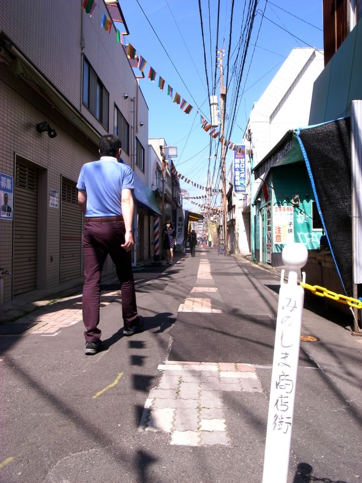 那珂川を渡り美野島商店をまっすぐ進みます