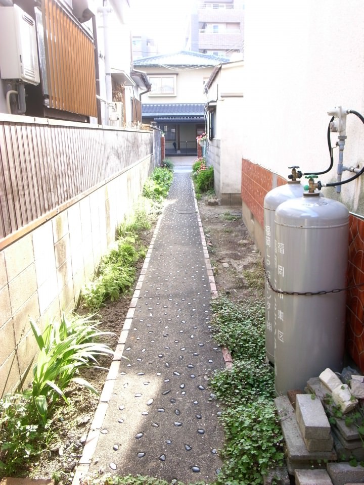 路地は花が植えてあったりと、手入れが行き届いております