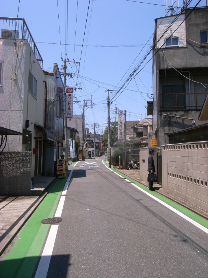 小さな商店が点在している通りをまっすぐ進みます