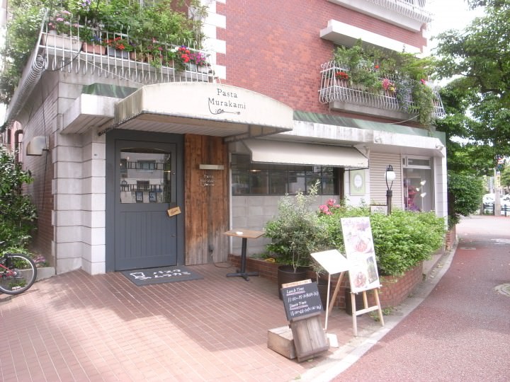 近くには色んなお店があります