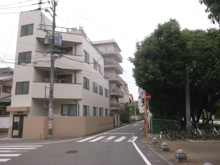 大濠公園の入口に建つマンションが今回の物件です