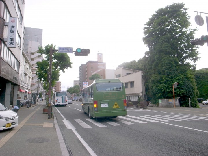 赤坂から六本松方面へ進み、護国神社南の信号を左折します