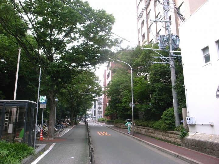 お堀を左手に見ながら赤坂駅方面へ進みます