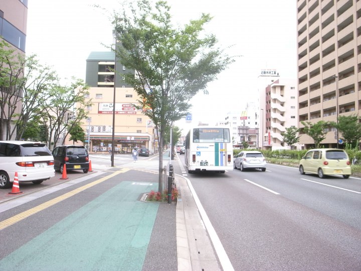 日赤通りを大橋方面に向かいます。カニ本家さんを過ぎ、セブンイレブンさんが見えましたら左折します